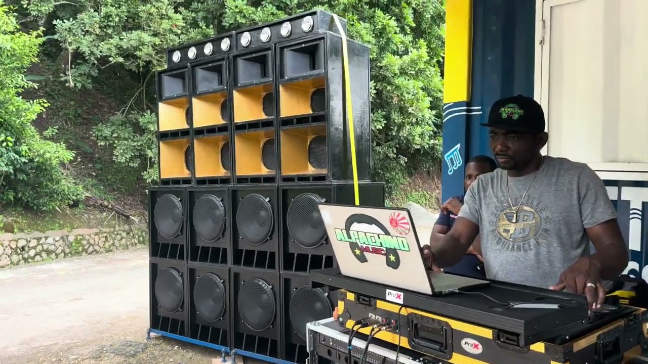 GHETTO SOUL SOUND WENT AND PUT A NEXT AD42 AND  FOUR MORE 21 SPEAKERS AND A FOUR CHANNEL ON THE  MID