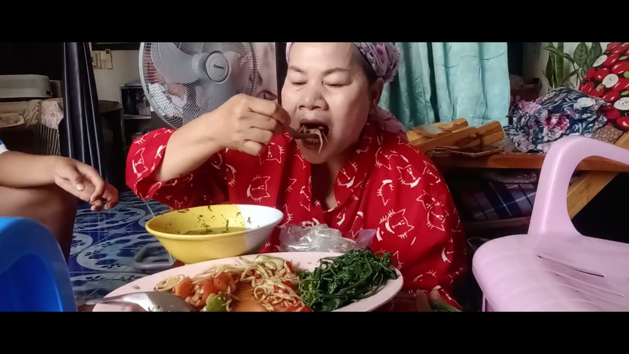 กินข้าวกับส้มตำเผ็ดจนเหงื่อแตก แกงขี้เหล็กก็อร่อยจ้า
