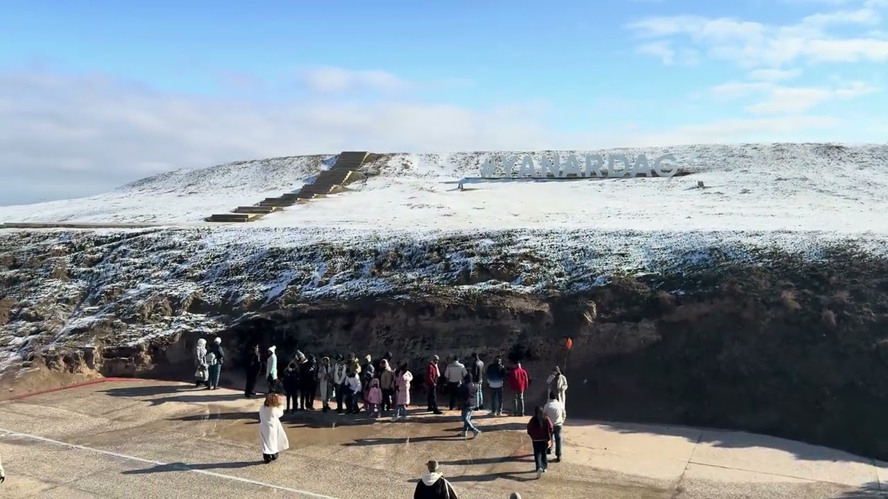 Yanardağ, Azerbaycan’ın Abşeron Yarımadası'nda bulunan etkileyici bir volkanik alan . 🇦🇿 