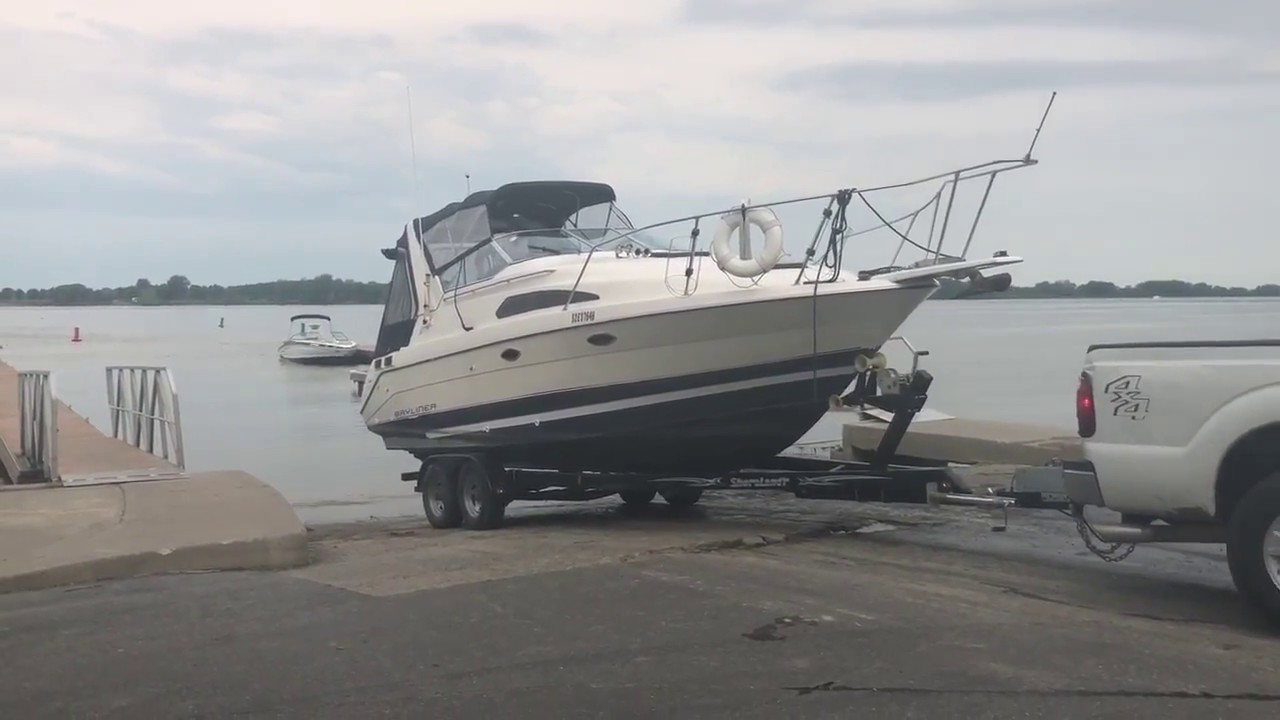 How to launch a boat Bayliner 2755 Ciera 1990 (please subscribe I will sub back thanks)