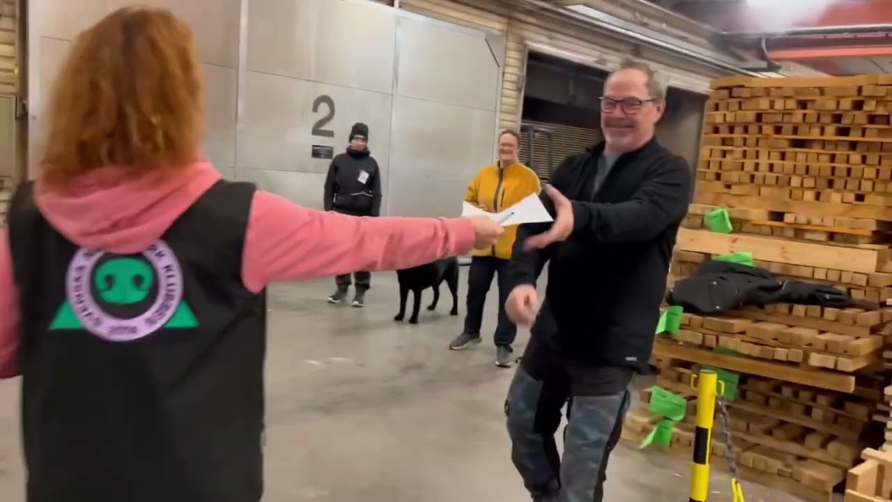 Smyg in bakom kulisserna på en Nose Work-tävling