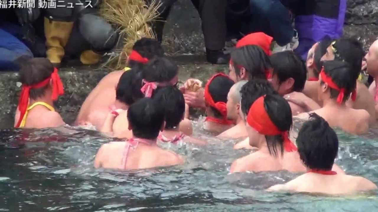 美浜で水中綱引き、漁師町に熱気