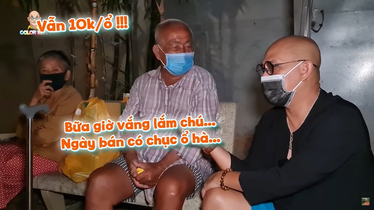 Cô Nguyên Chú Phúc U80 ở Cần Thơ vẫn lầm lũi dưới gốc cây ấy bán 10 ổ bánh mì mỗi ngày mưu sinh ...