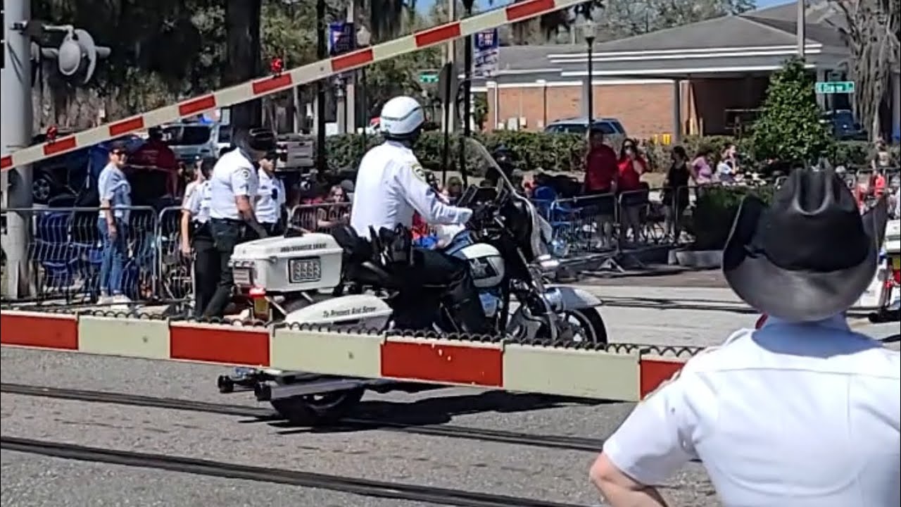 Motorcycle cops ignore crossing signals before Amtrak train comes