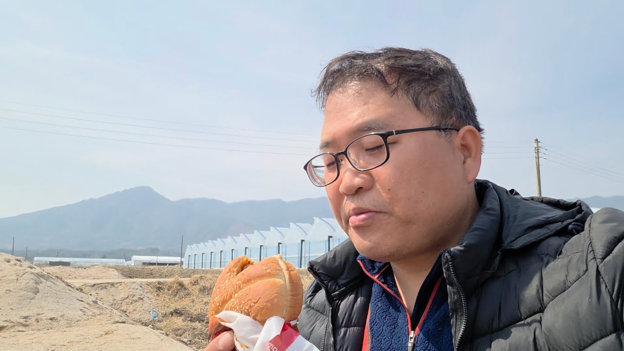 마사토로 메운 논 배수로 만들고 점심은 편의점 햄버거 먹는거 먹는 현수 아빠 