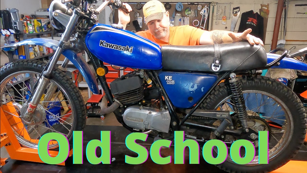 Старый школьный Kawasaki KE125A 1979 года