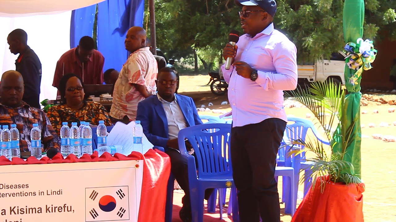 Mkurugenzi Juma Mnwele kwenye hafla ya uzinduzi na kukabidhiwa miradi.