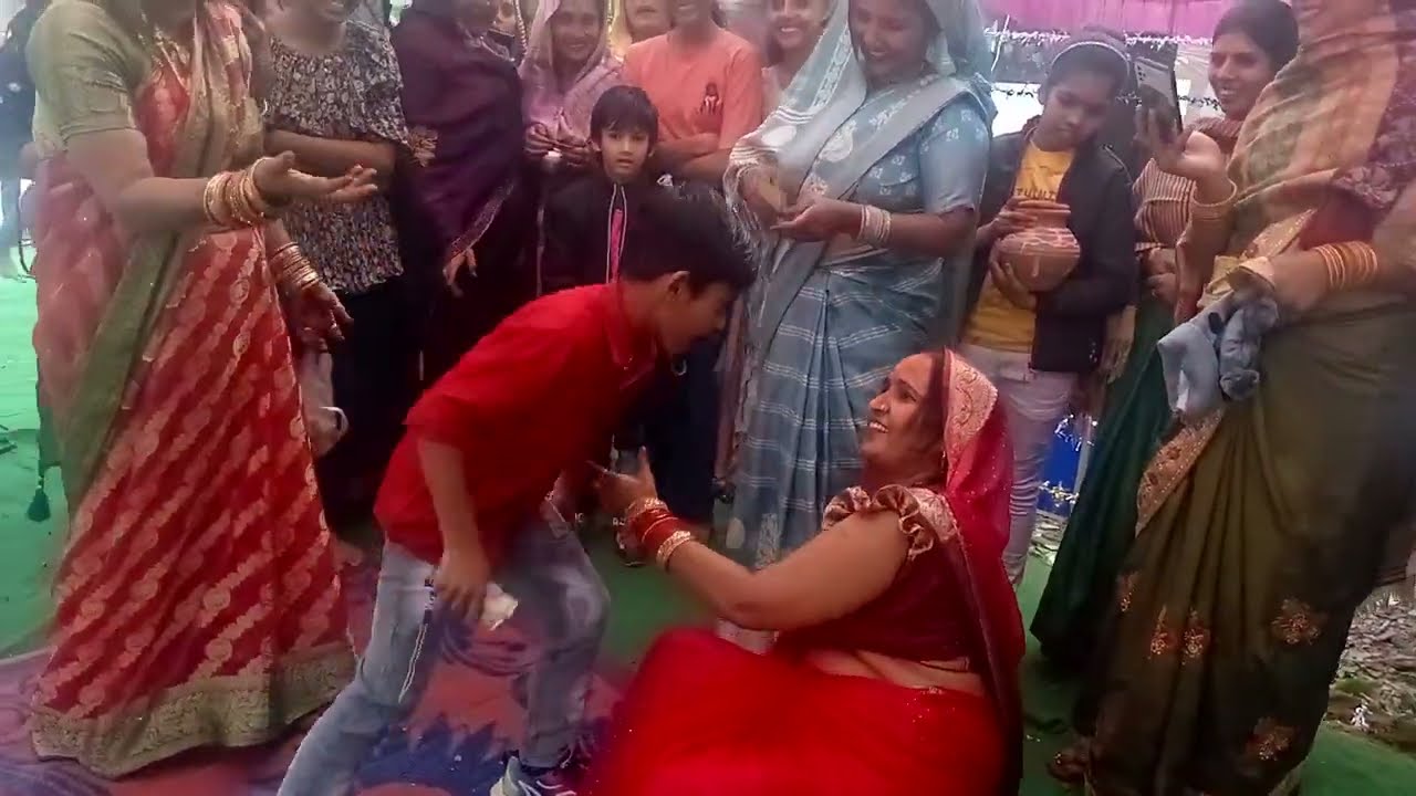 लड़के का डांस देखकर औरतें टूट पड़ी #chathpuja #newvideo