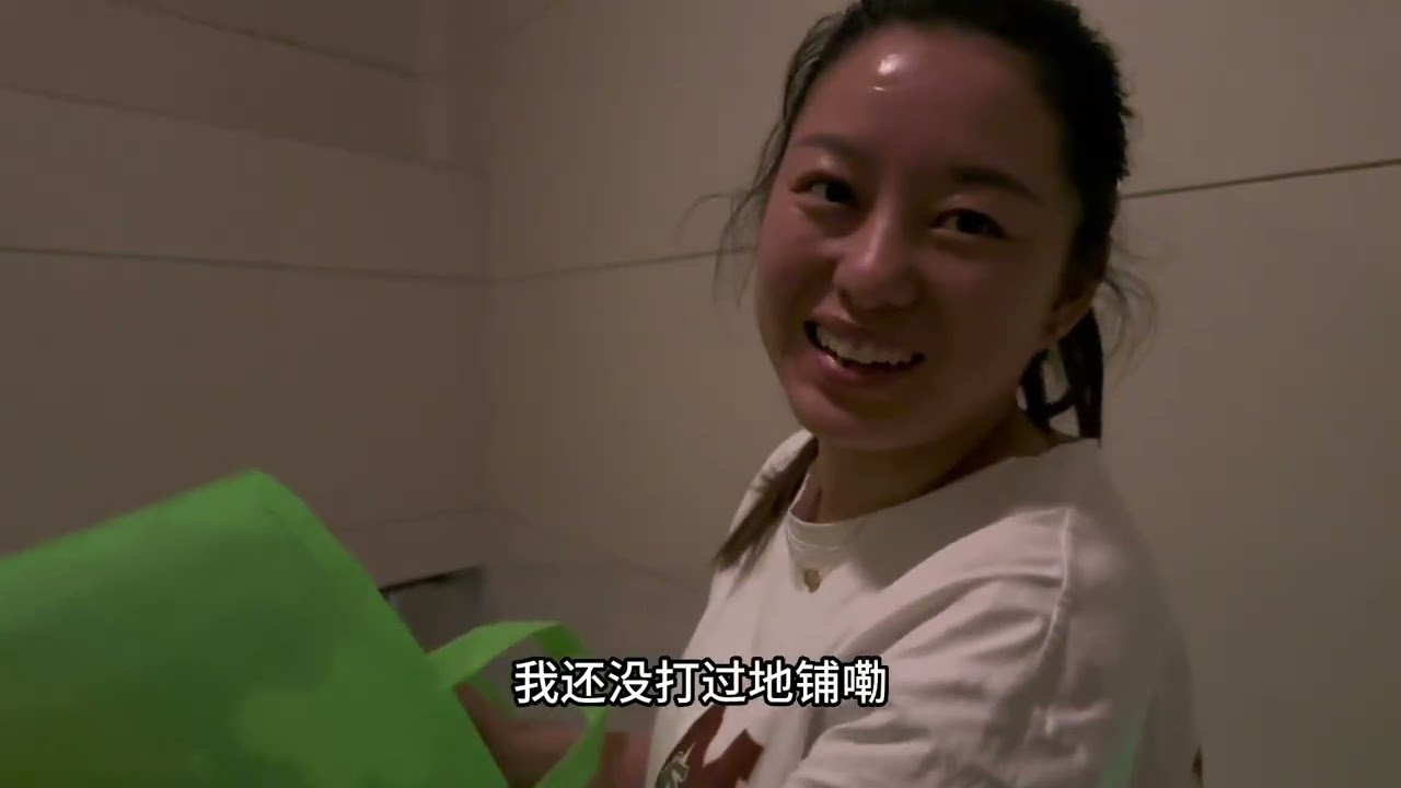 这个女人陪了我十二个春秋 为我生儿育女 对我父母体贴入微 无条件支持我的事业 虽然她平时胆子很小 小到路过的蟑螂她都怕 但她却从来不怕跟我着吃苦…