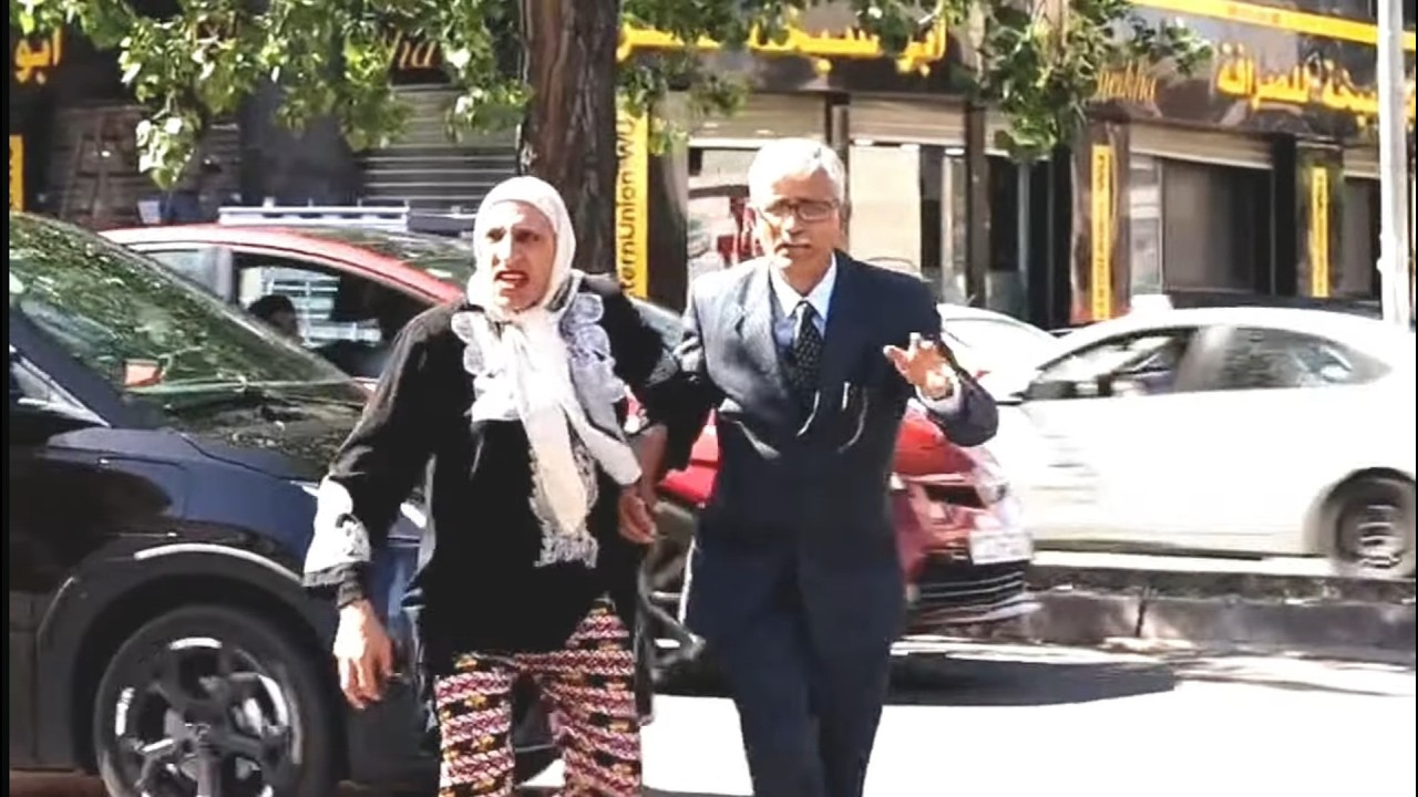 ابتهاج قاعدة بنص شارع الجاردنز والسيارات مستغربين ايش اللي بصير