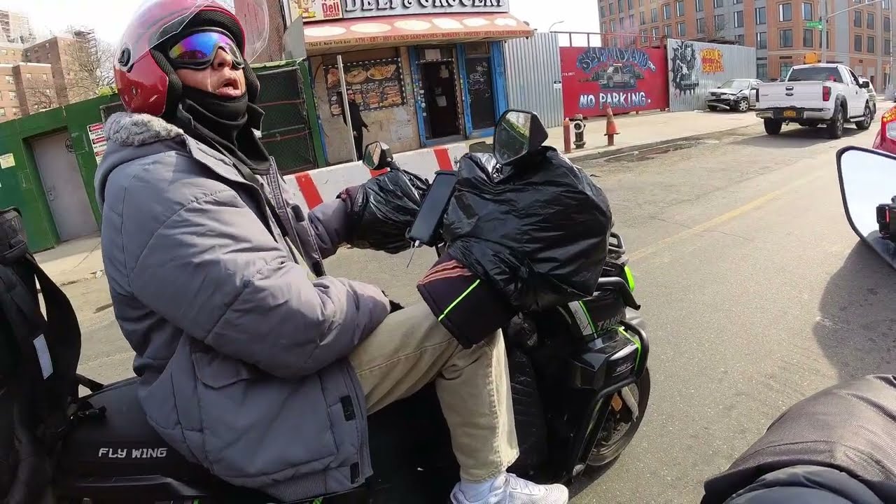 Начинаю свою смену в UberEats в 12 часов дня в Нью-Йорке &mdash; воскресенье всегда очень загруженное.