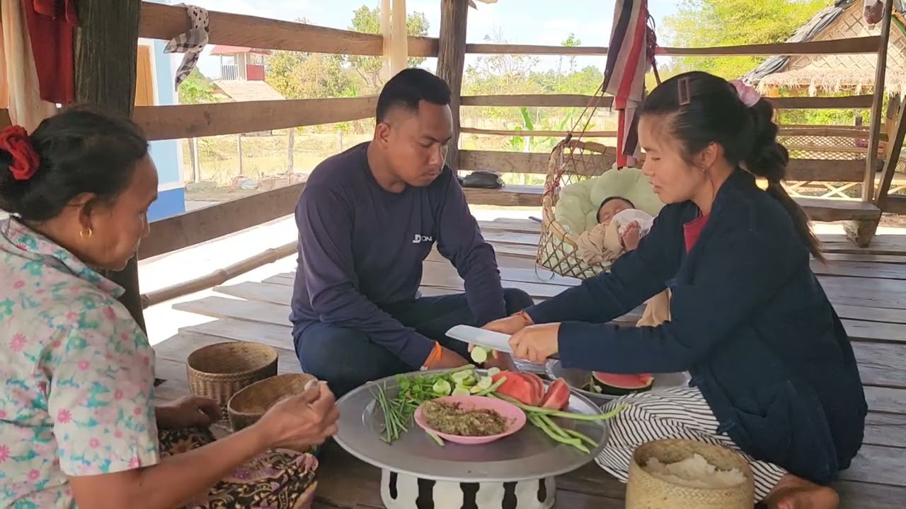 ซุปมะเขือ​ใส่กุ้ง​กินข้าวเที่ยง​ธันวาน้อยหลับแล้ว