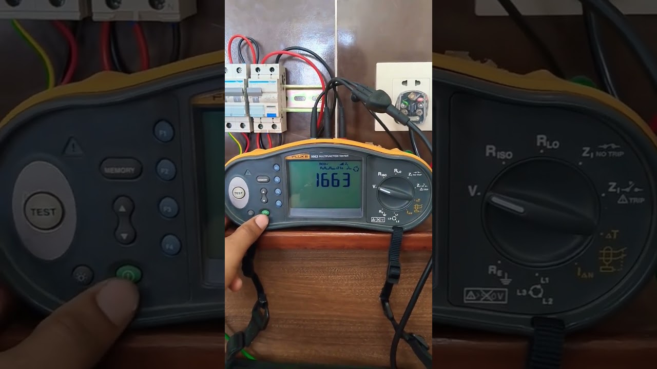 voltage testing by Fluke multifunctional meter Fluke 1664