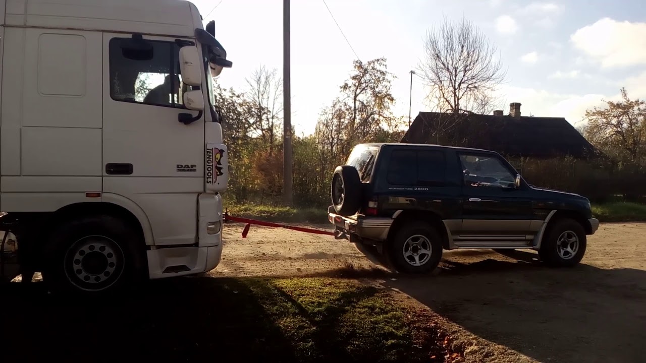 Mitsubishi Pajero 2.8 GLS vs DAF Truck