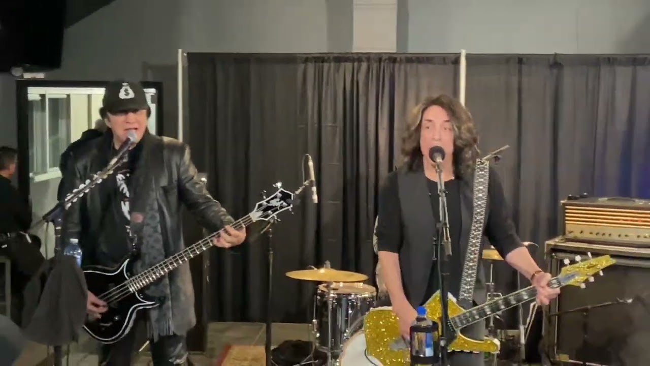 KISS in Saskatoon - VIP Soundcheck - Plaster Caster - Hotter Than Hell