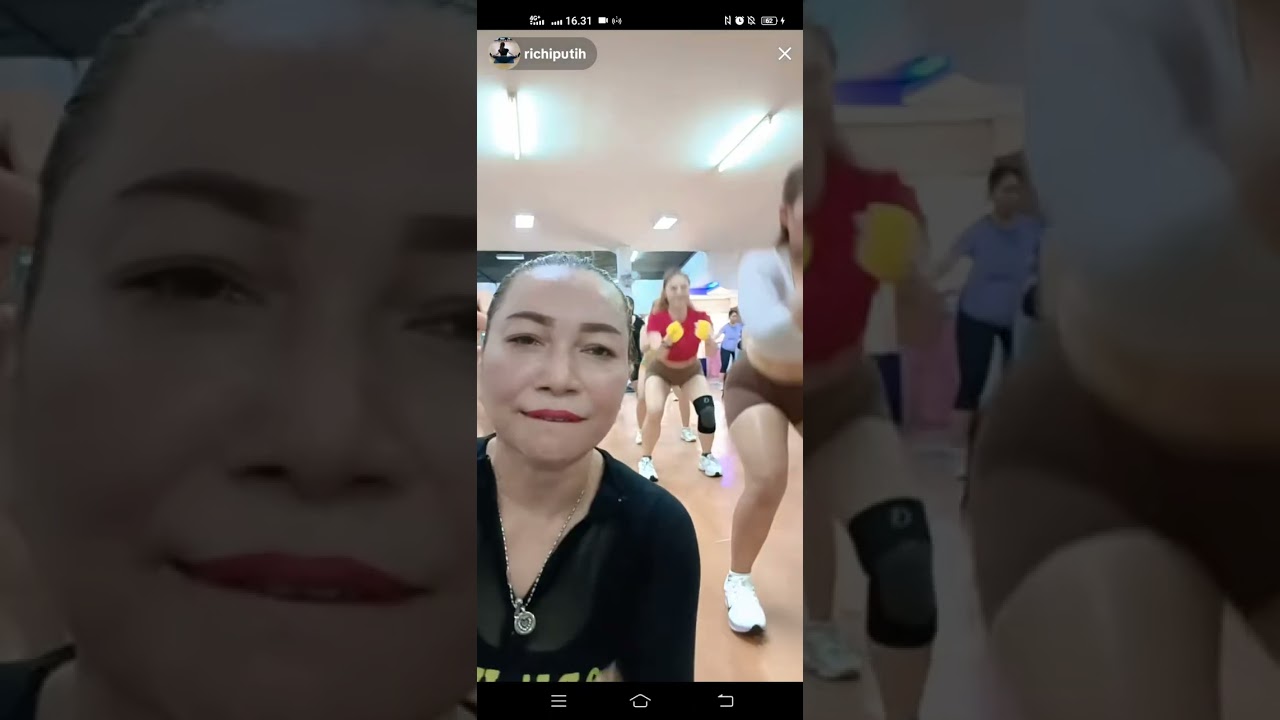 Tante arsita selalu mempesona 