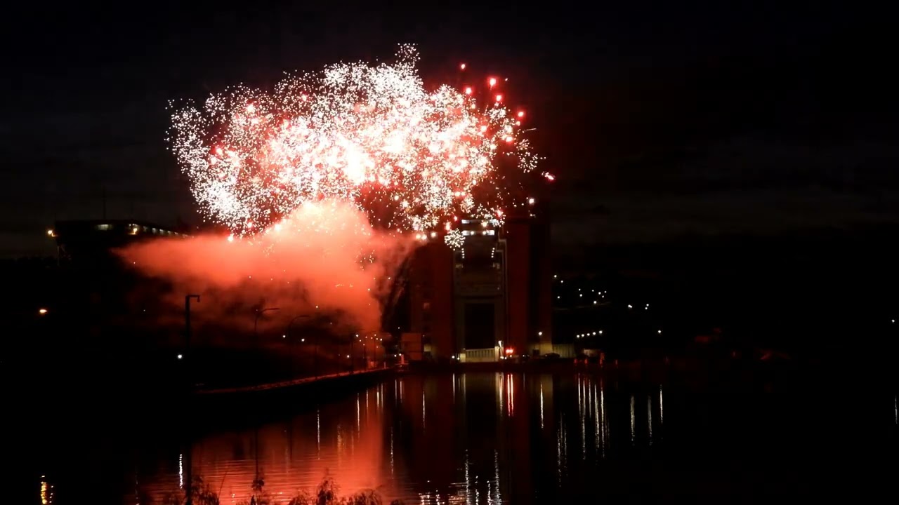 Feuerwerk zur Einweihung am neuen Schiffshebewerk in Niederfinow