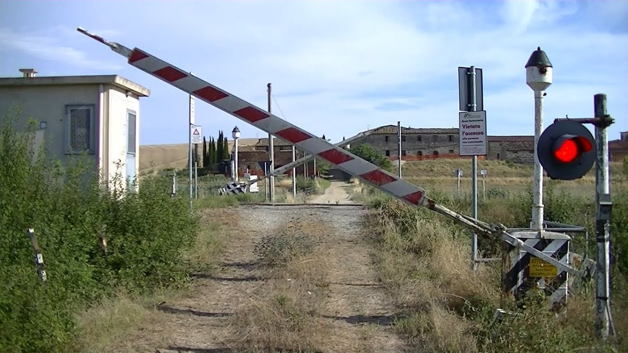 Spoorwegovergang Asciano (I) // Railroad crossing // Passaggio a livello