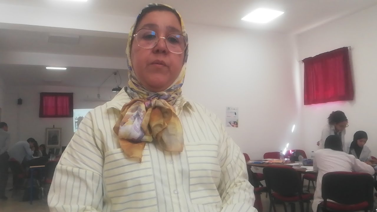 استاذة اللغة العربية فاطمة الرايس تؤطرورشة الخيال الابداعي بالثانوية الاعداية ابن سينا بالعرائش