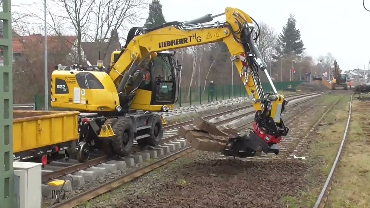 Hochwasser- Reparatur Nebenstrecke Teil 2- Liebherr Zweiwege Bagger railroad track reconstruction