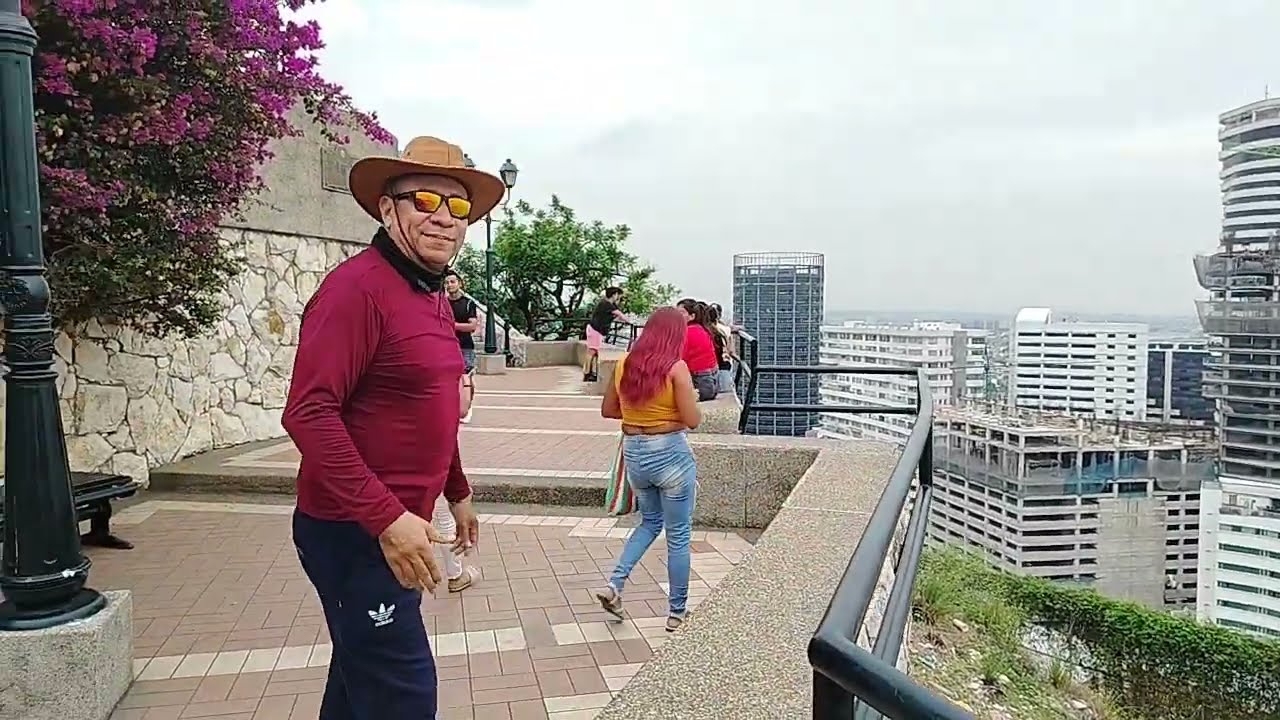 De Las Peñas al cielo, la mejor vista de Guayaquil desde el Faro del Cerro Santa Ana. 