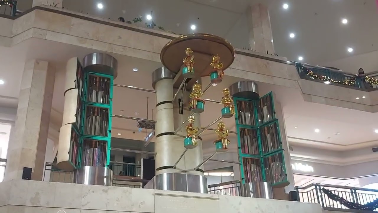Jam Boneka bernyanyi di Plaza Senayan Jakarta pukul 20:00 WIB