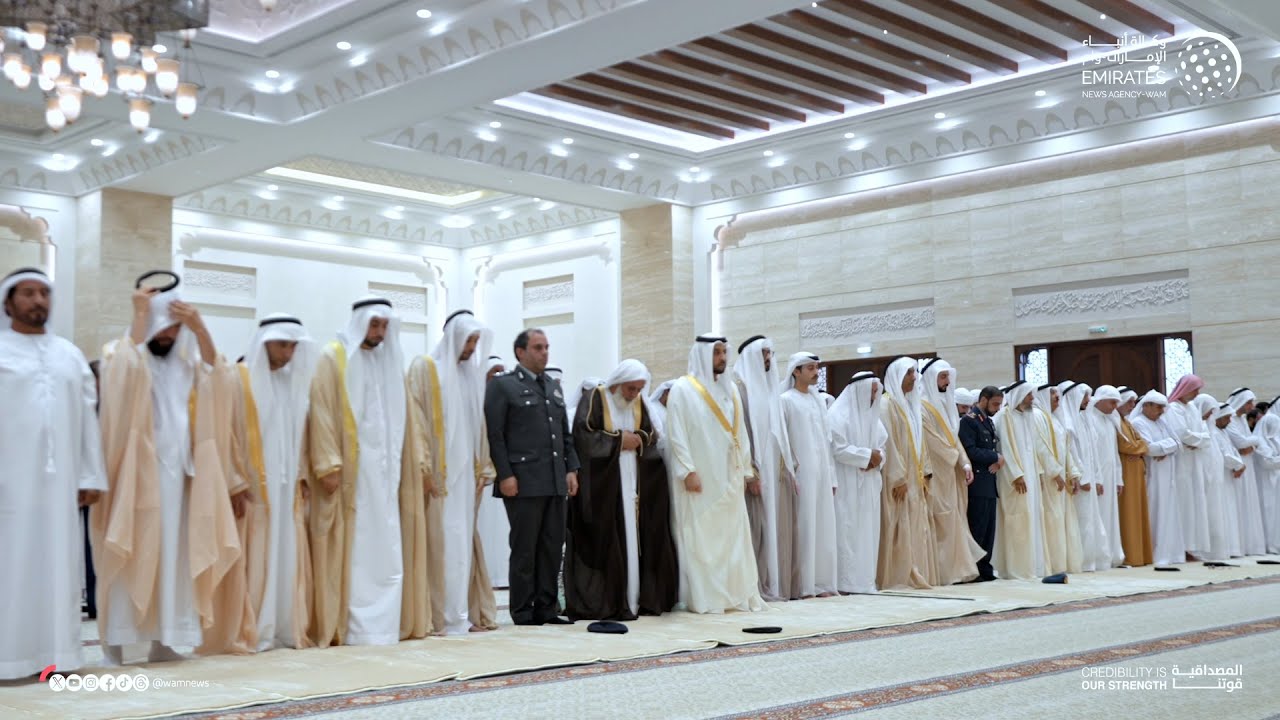 حمدان بن زايد يؤدي صلاة العيد بمسجد محمد الفلاحي الياسي في المرفأ ويستقبل المهنئين