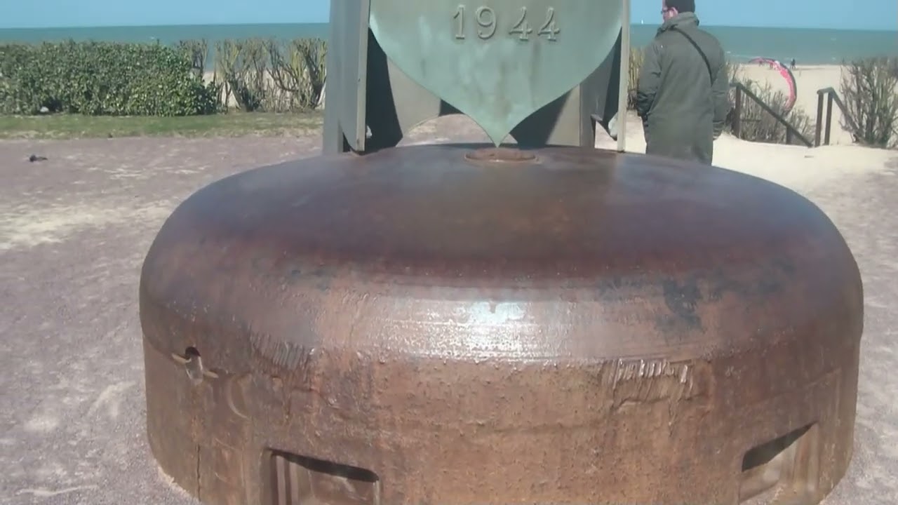 OUISTREHAM-RIVA-BELLA (CALVADOS) - LE VILLAGE ET SWORD BEACH