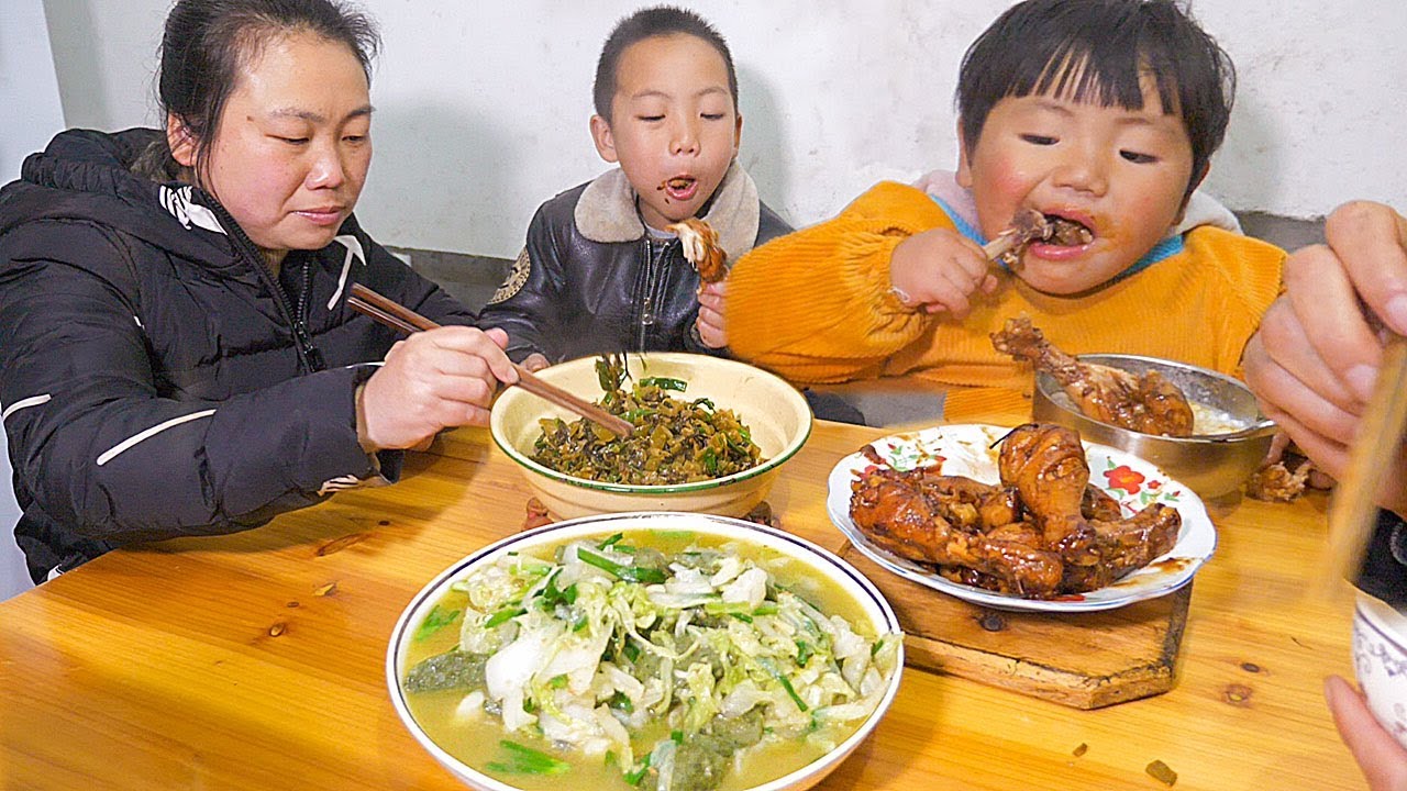 媳婦鹵雞腿，孩子們吃得津津有味，寶寶這次表現很棒 | Stewed chicken drumsticks, children like to eat
