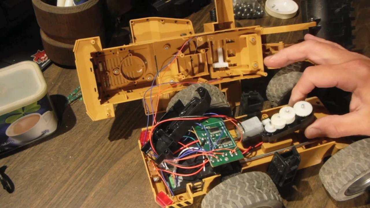 A look Inside The HuiNa Toys1520 Six Channel 1/14 RC Metal Bulldozer