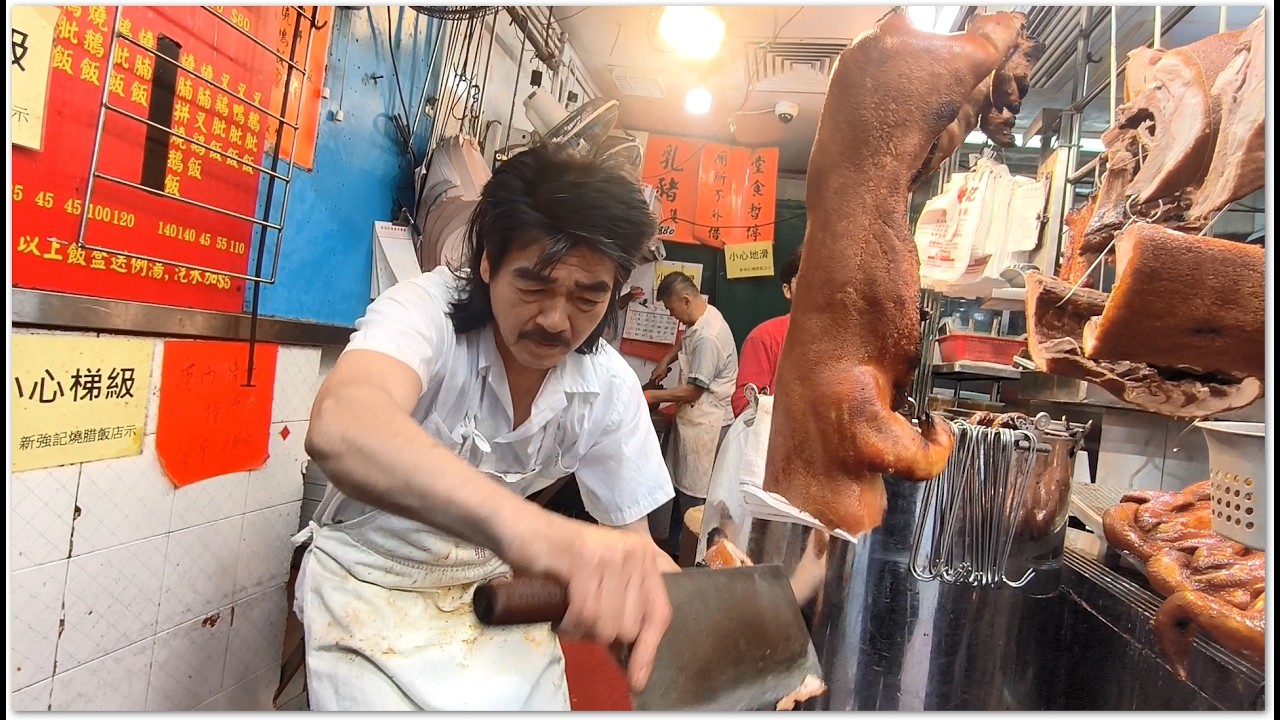 香港燒味 師傅出馬 燒乳豬一出爐搶住買 Roast Pork Crispy Yummy Hong Kong Food 吊燒雞起雙飛一買就就買兩隻 香港美食 新強記燒臘飯店