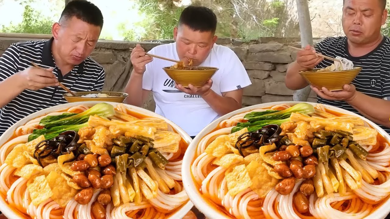 胖星星三兄弟挑战螺蛳粉，加料加臭加辣酸辣浓郁，闻起来臭吃起来香太打脸了！【黄土兄弟】