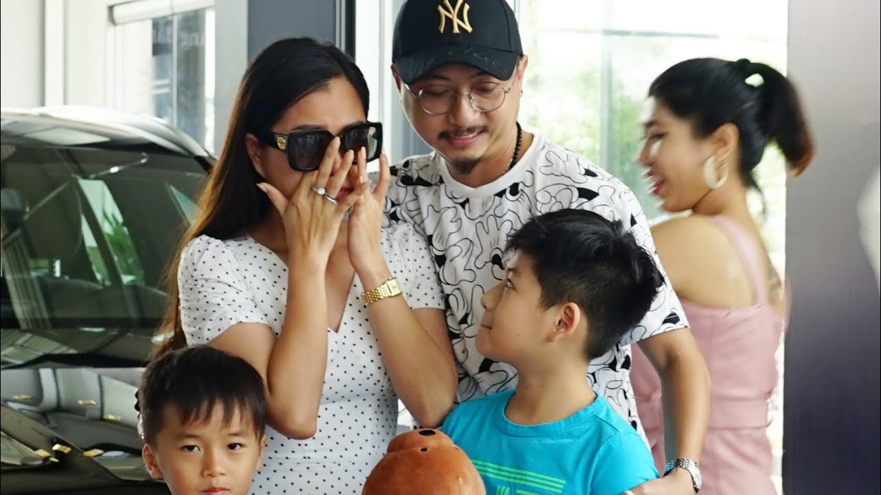 Lâm Vỹ Dạ khóc nức nở vì nhận quà “khủng” của ông xã Hứa Minh Đạt nhân kỷ niệm 9 năm ngày cưới