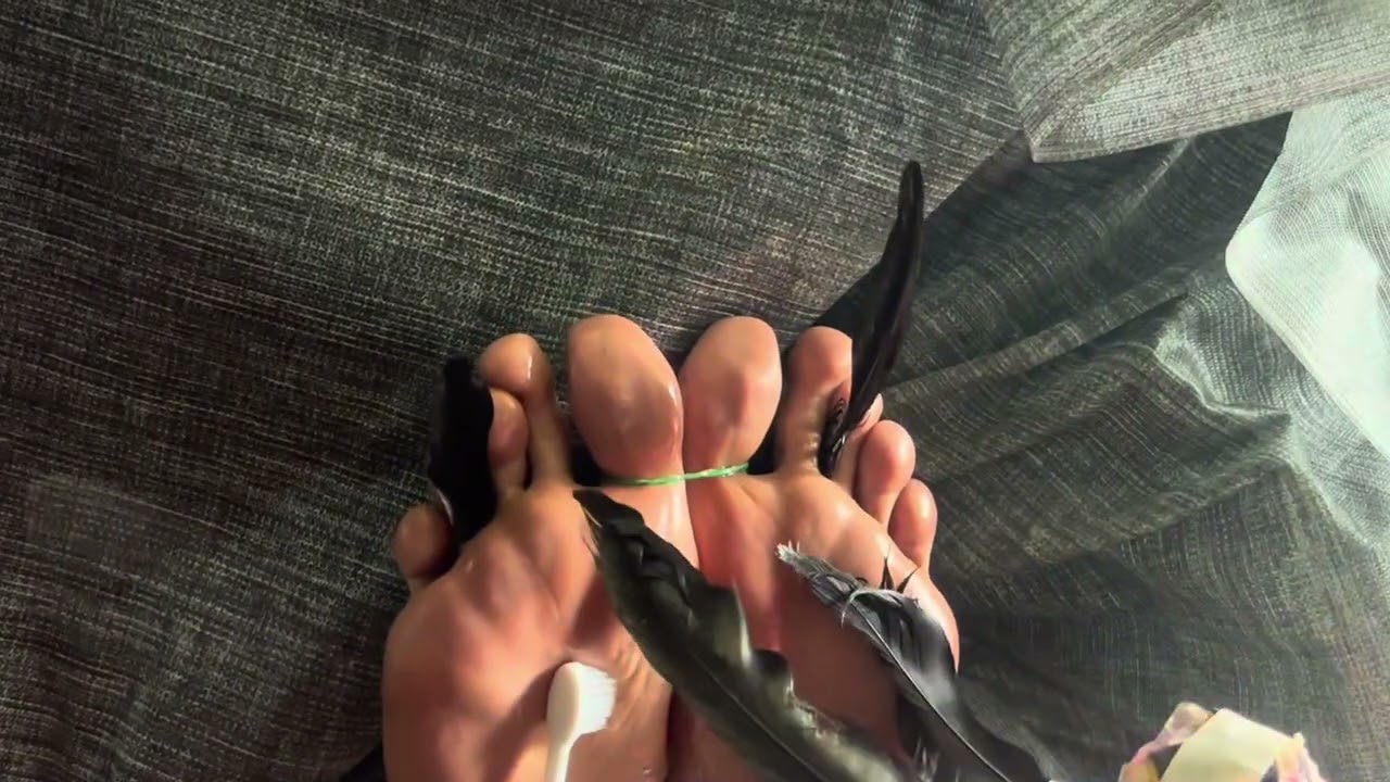 Castigo a niña por jugar descalza y ensuciar, cosquillas.tickle feet 