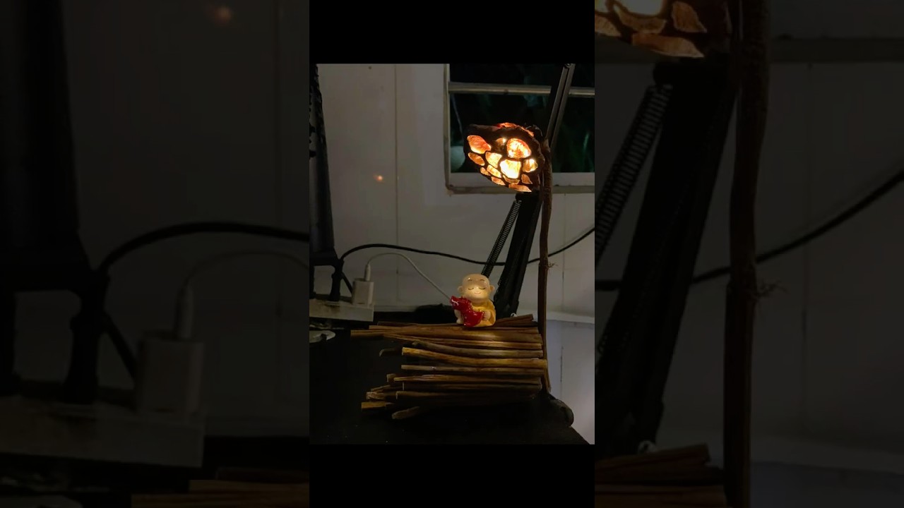 Make your own decorative table lamp from dried lotus flowers#diy #decoration #flowers #hoangtamxetai