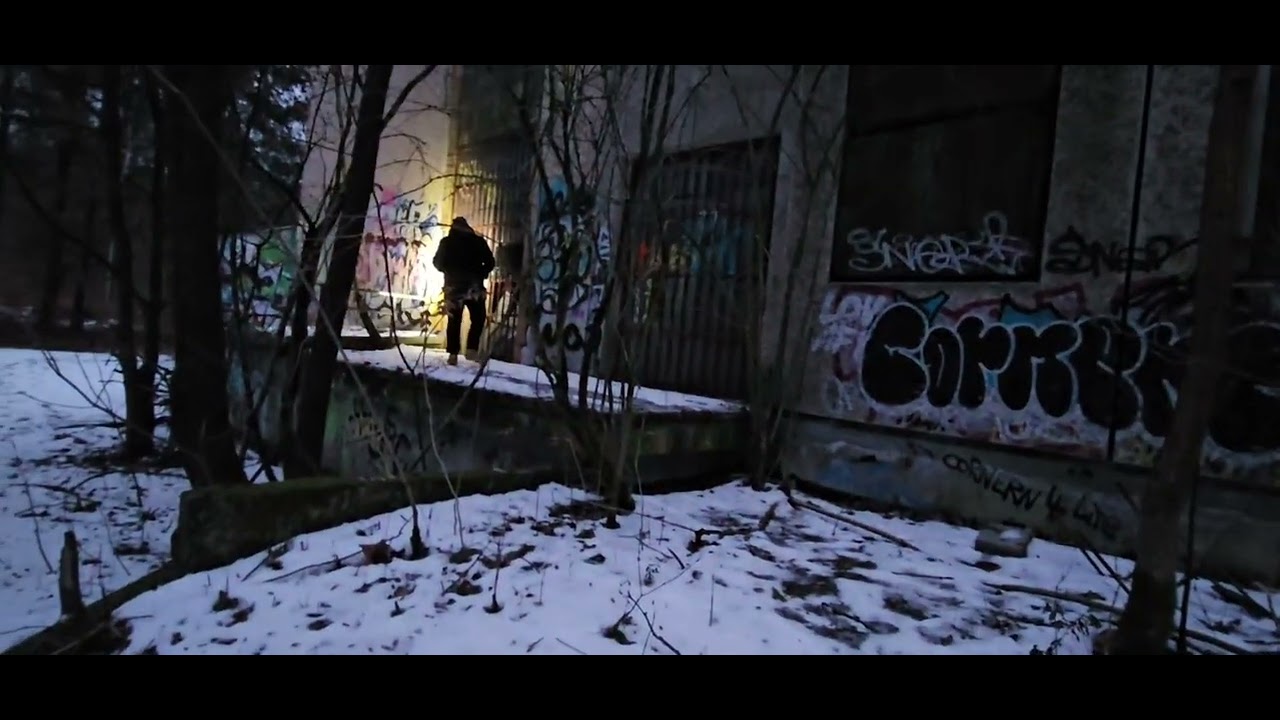 Schulgebäude aus DDR Zeiten mit Bunker,aber kein reinkommen. mit 