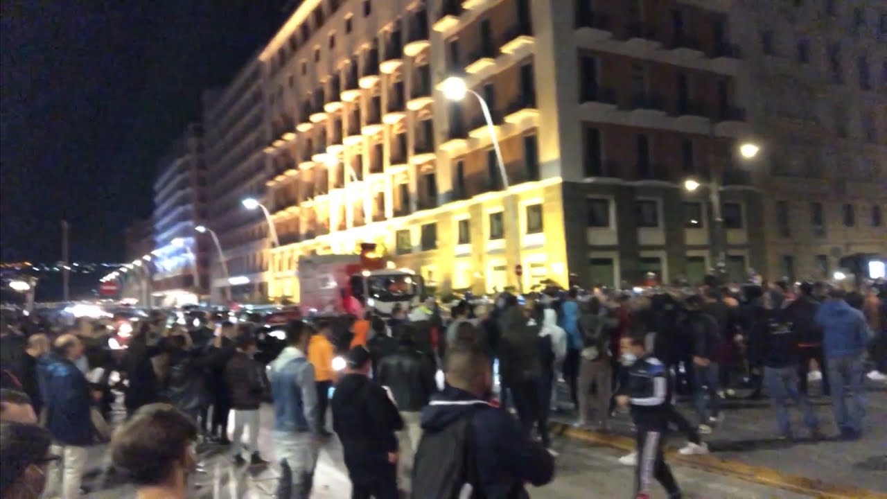 Coprifuoco, protesta sul lungomare di ristoratori e commercianti