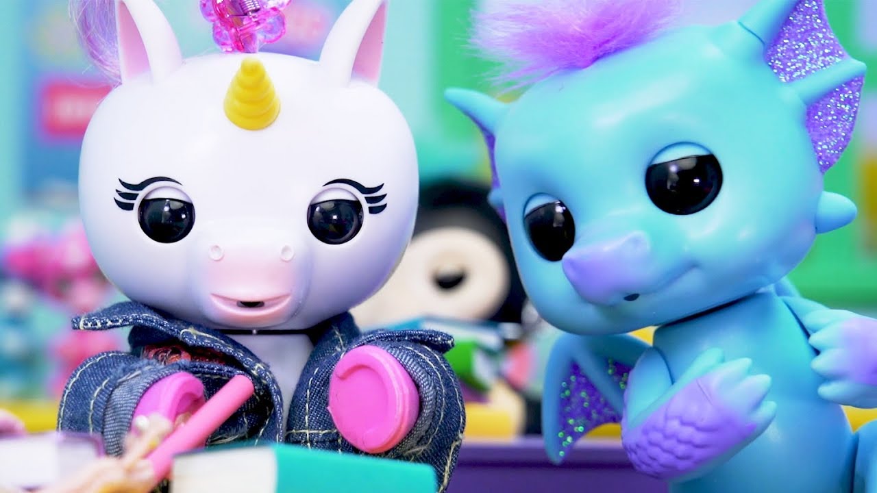 The Fingerlings Show | The Fingerlings Giraffes Are The New Students At Melody High