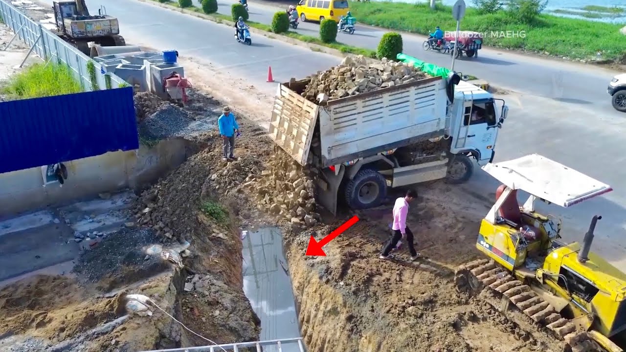 Full Processing of Filling Rock on Drainage Pipes By 5Ton DumpTruck and KOMATSU Bulldozer
