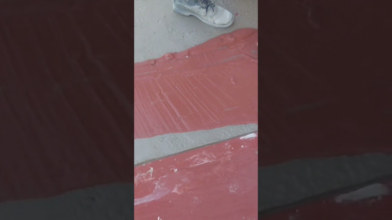 acabado de color rojo &oacute;xido  en piso