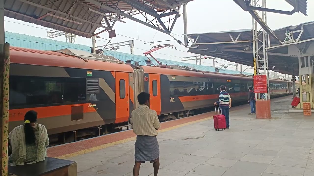 20708 Visakhapatnam Secunderabad Vande Bharat Exp arriving at Rajahmundry Jn #usa #europe #africa 
