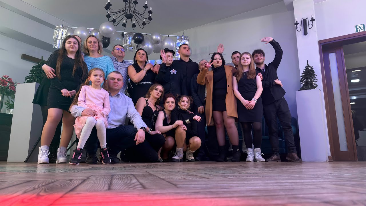 W tej niezwykłej przygodzie cztery osoby próbują wspólnie pokonać oporną zakrętkę butelki!