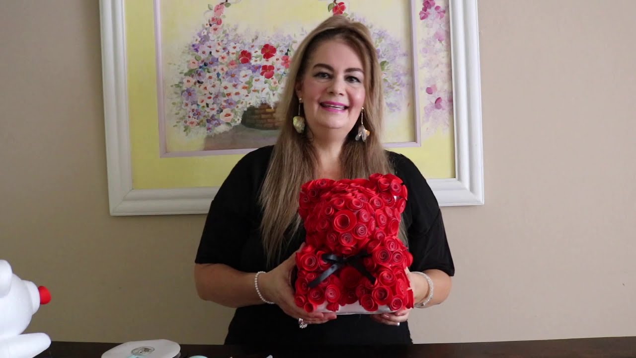 Oso con flores de papel