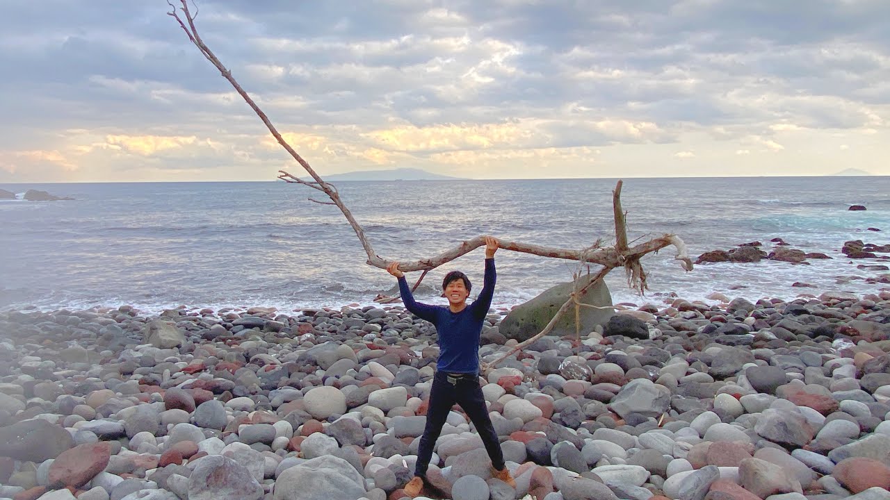 海に流木を拾いに行きました