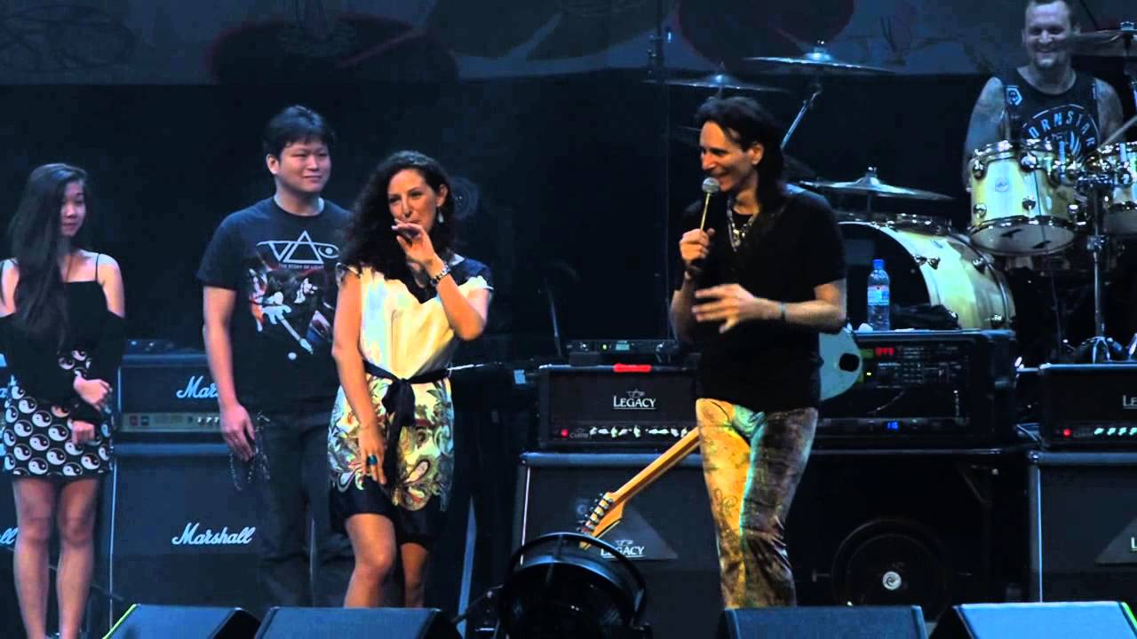 Стив Вай — «Build Me A Song» (с Алифом Путрой) (Концерт в Сингапуре, 2014 г.)
