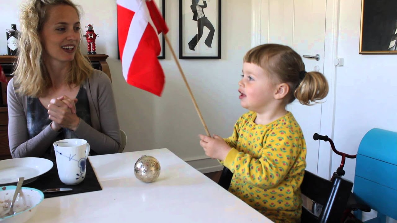 Anna synger med på sin 2 års fødselsdagssang - 15. maj 2013
