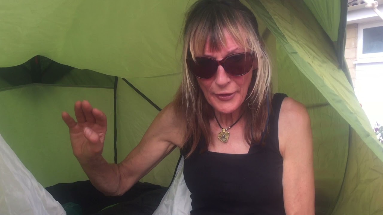 How to put up a pop-up tent on a Mirror dinghy