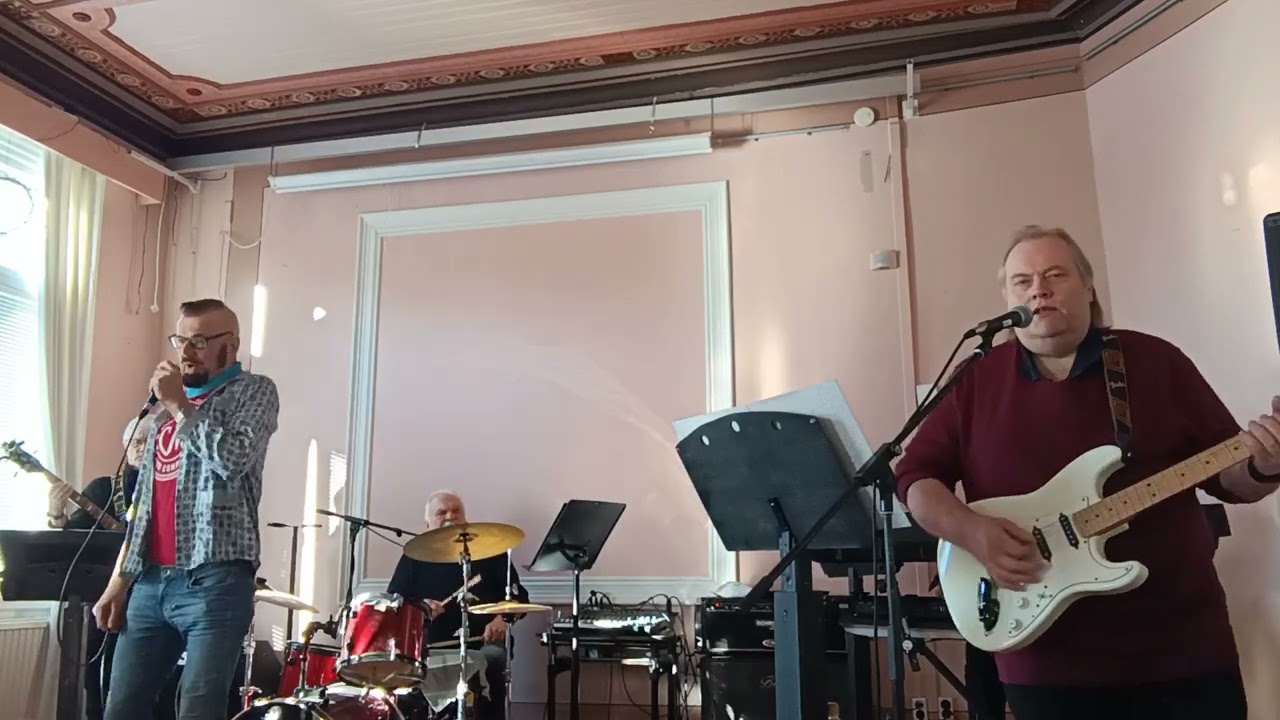 Olen hautausmaa. Oulunkylän houseband (Hector cover)