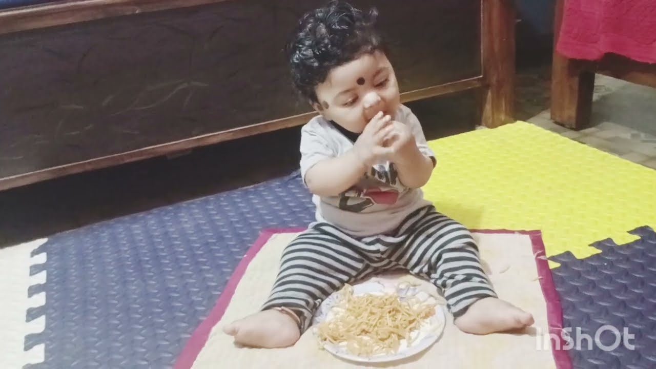 9month ka baby noodles kha raha hai #gola #cutebaby