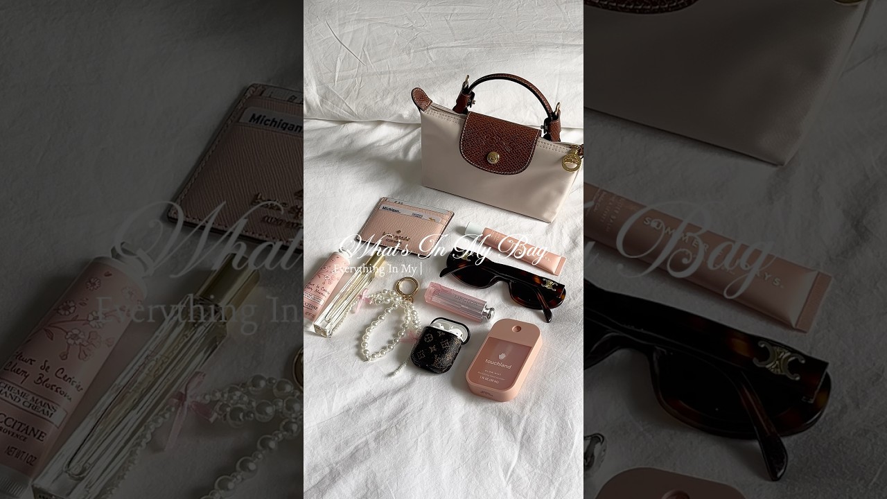 What&rsquo;s in my bag 🤍🎀👛 #asmr #whatsinmybag #longchamplepliage #longchamp